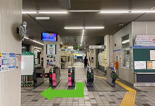 改札から出て西口をでます