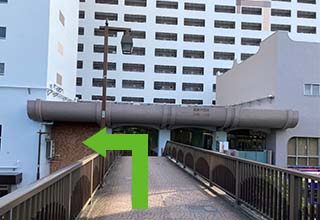 陸橋を直進し左へ曲がります