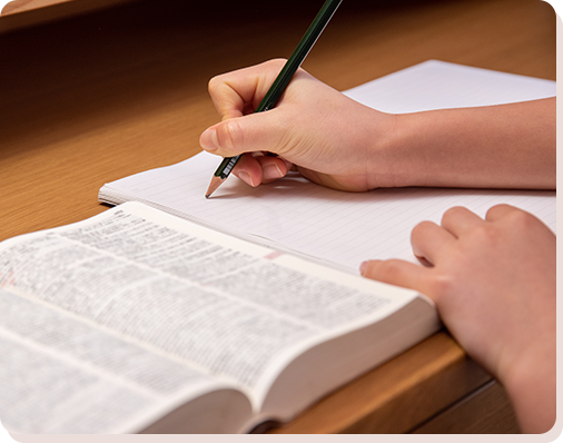 資格取得費は実質無料となり、10万円の生活保障で資格取得が可能になります。